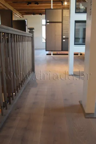 Četkan i uljen seoski pod