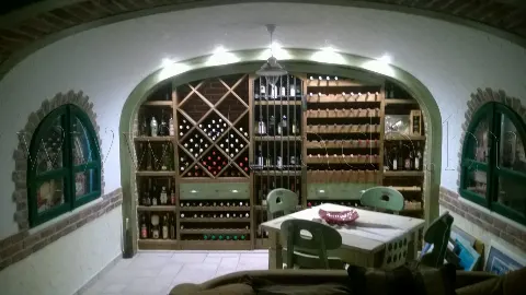masivna hrastova vinoteka